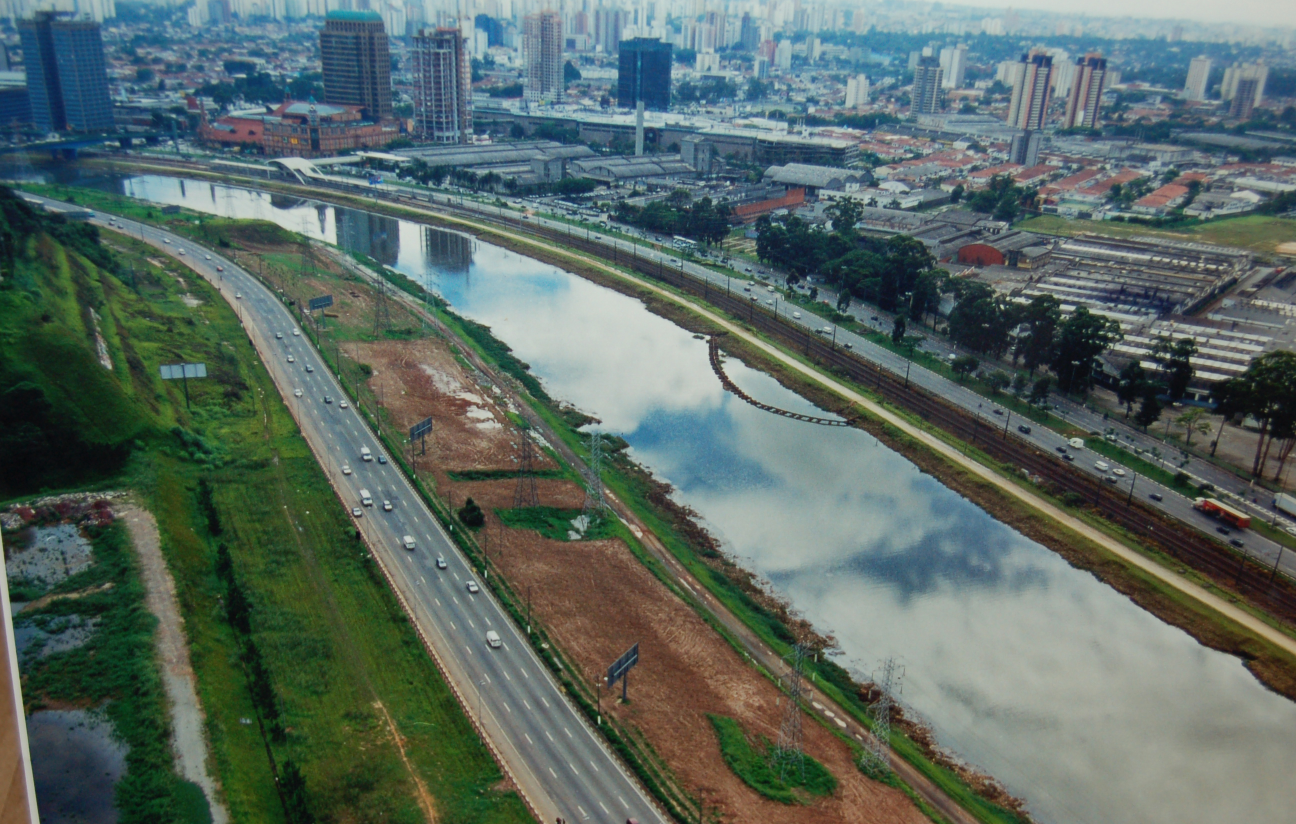 Vista aérea do Rio Pinheiros antes do avanço da arborização